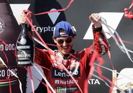 Pecco Bagnaia celebra su victoria en Austria.