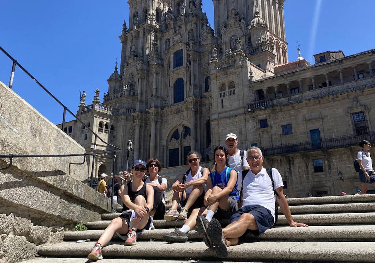 Selfie familiar con nuestras sobrinas delante de la catedral de Santiago.