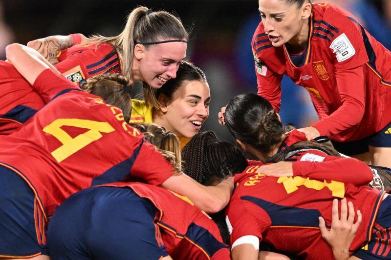 Las jugadoras de España estallan de júbilo tras imponerse a Inglaterra en la final y darle a La Roja su primer Mundial femenino.