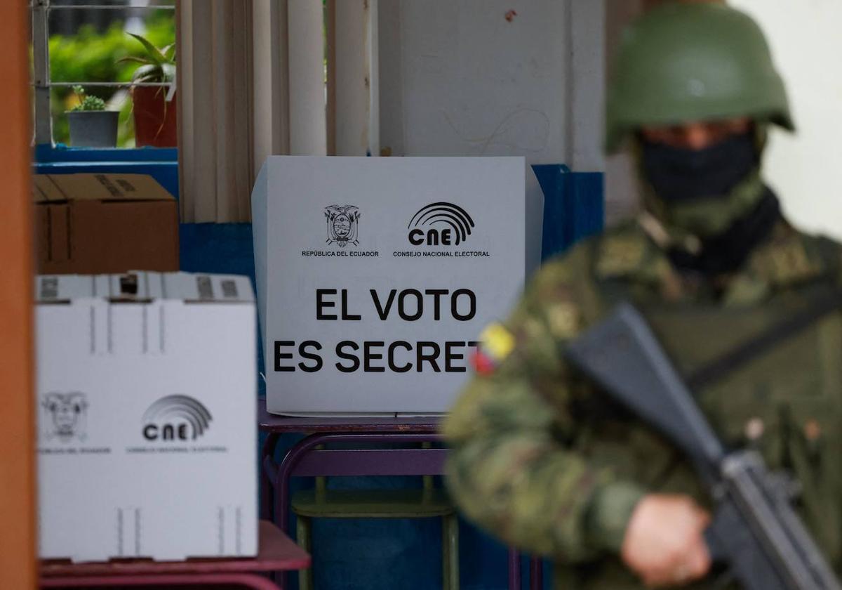 Un soldado en uno de los recintos electorales de Ecuador durante la jornada de votaciones.