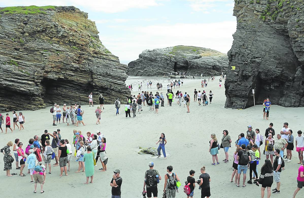 La Playa de Las Catedrales, en Ribadeo, recibe 5.000 visitas al día.