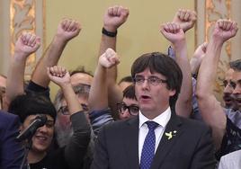 Puigdemont es jaleado por diputados independentistas tras proclamar la independencia el 27 de octubre de 2017.