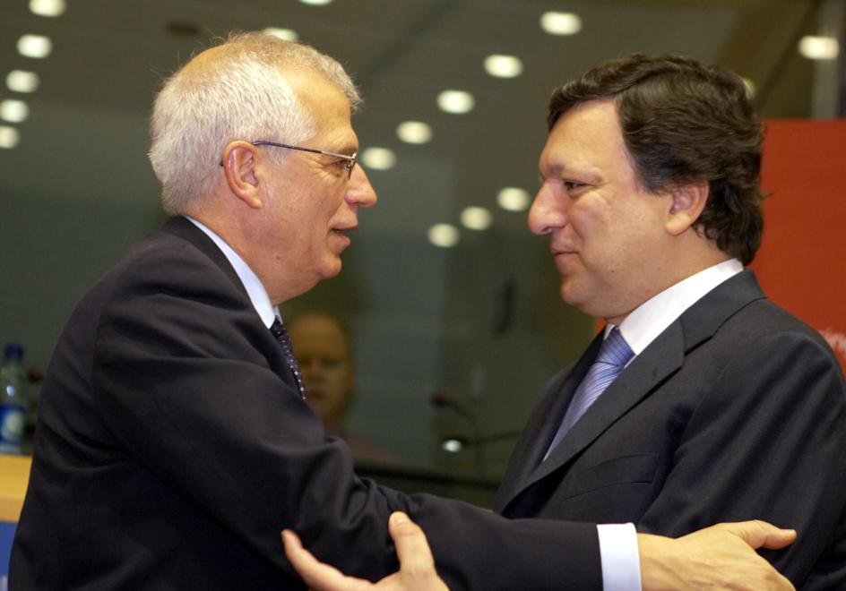 Josep Borrell Fontelle (i), como presidente del Parlamento Europeo en 2005, da la bienvenida al Presidente de la Comisión Europea Jose Manuel Barroso (d) antes de la primera reunión parlamentaria sobre la estrategia de Lisboa, en Bruselas.