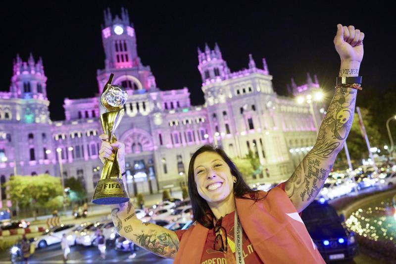 Jenni Hermoso, con el trofeo ante el Palacio de Cibeles.