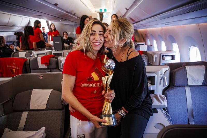 Olga Carmona, goleadora en la final, junto a su madre.