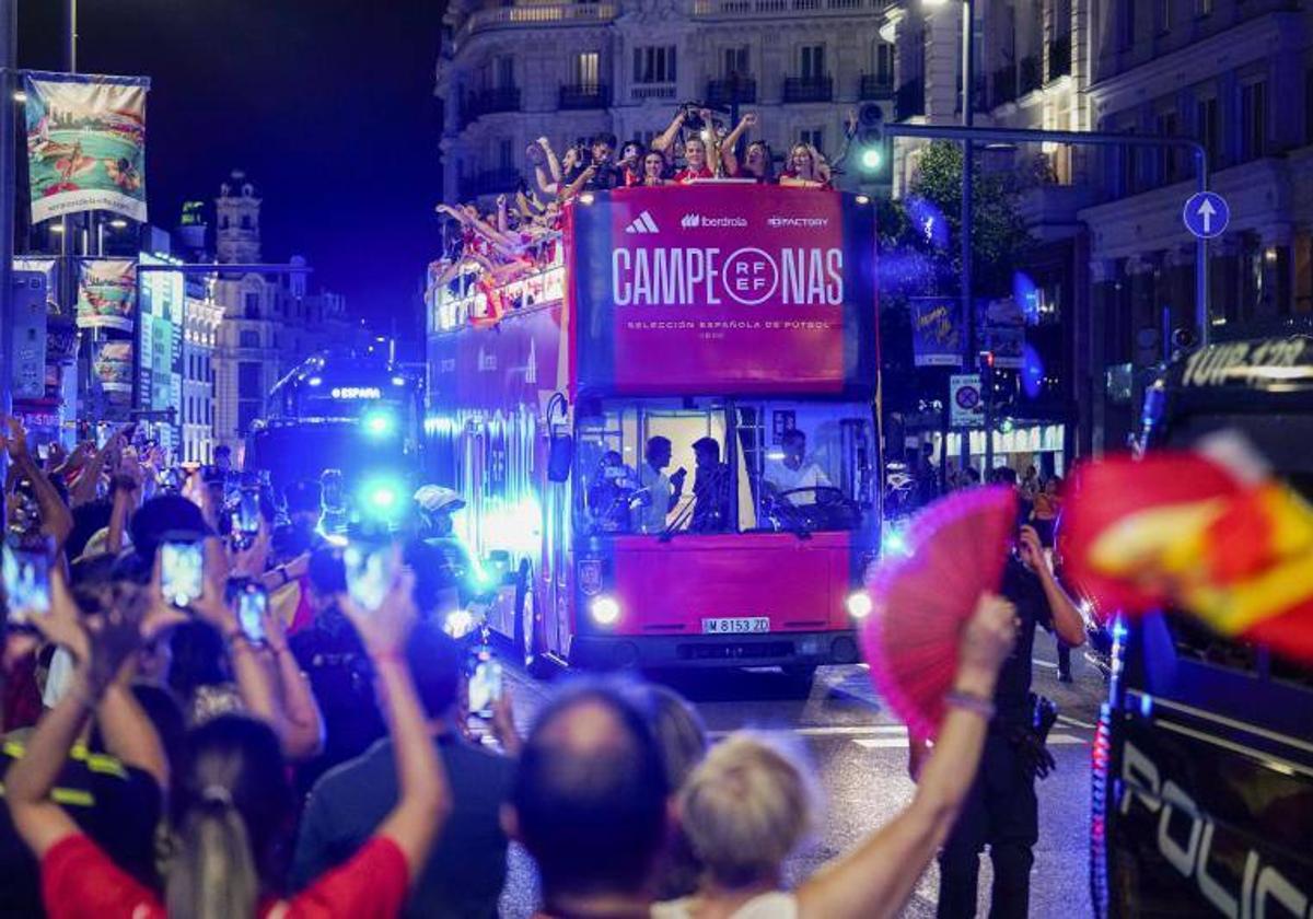 La selección española femenina celebra por todo lo alto el Mundial