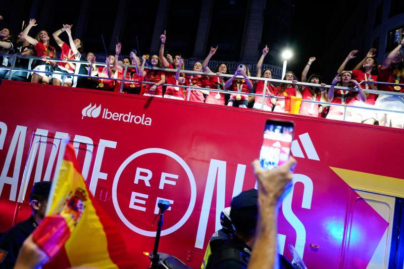 Las internacionales españolas saludan a los aficionados desde el autobús descapotable en el que recorrieron las calles de Madrid.