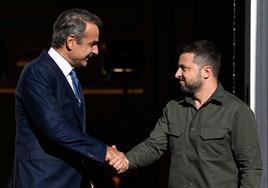 El primer ministro griego, Kyriakos Mitsotakis, da la bienvenida al presidente ucraniano, Volodímir Zelenski, antes de su reunión en Atenas