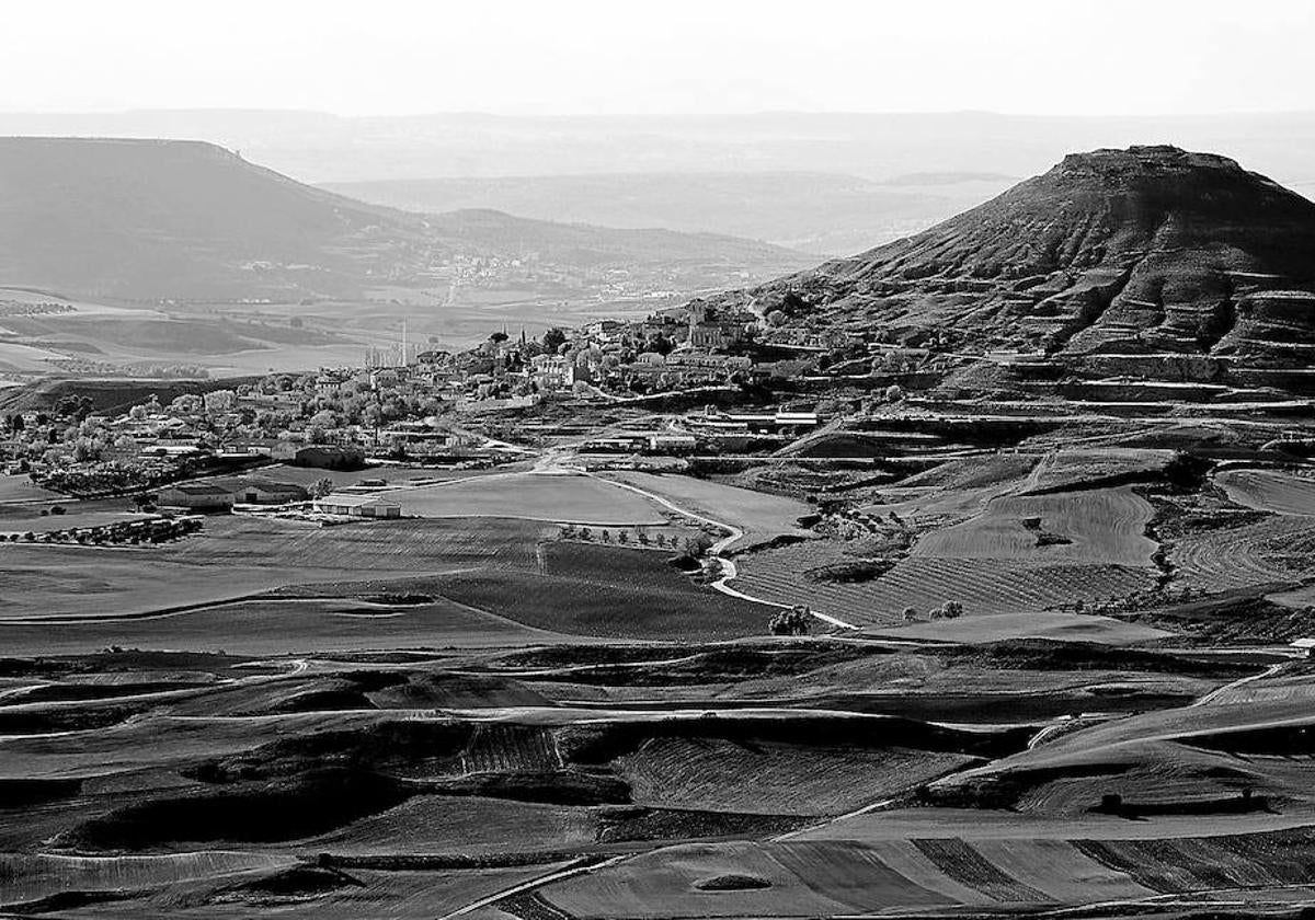 El cerro de Hita, lugar de nacimiento del célebre arcipreste, preside el paisaje desde el vecino pueblo de Trijueque.