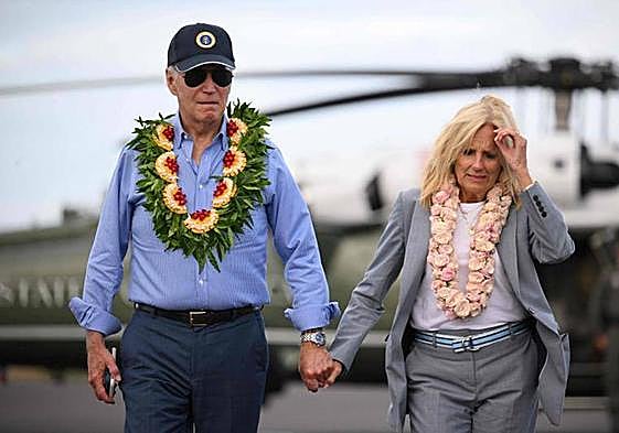 Joe Biden y su esposa, a su llegada a Maui.