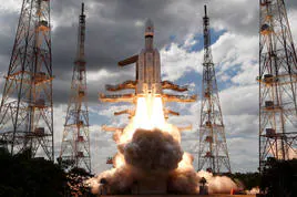 Despegue del cohete LVM3 con la sonda Chandrayaan en montada en su etapa superior.