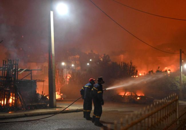 Los bomberos intentan sofocar un incendio en la población de Palagia, en Alejandrópolis.