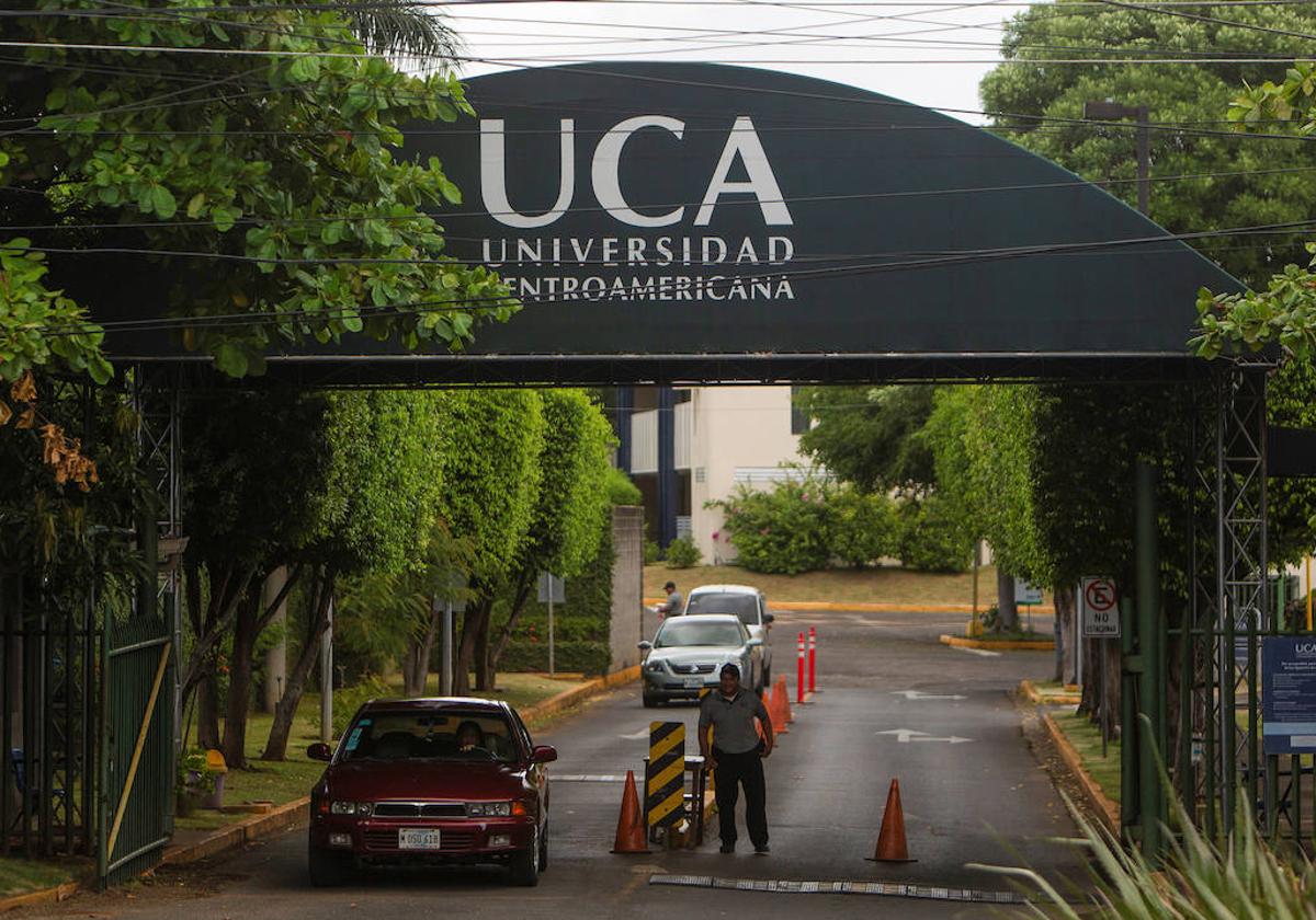 Un guardia vigila el acceso a la Universidad Jesuita Centroamericana (UCA) en Managua