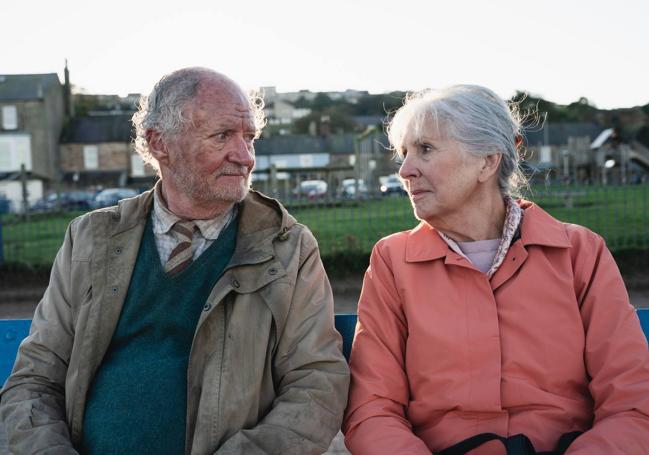 Jim Broadbent y Penelope Wilton en 'El viaje de Harold'.