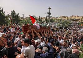 Decenas de palestinos asisten a un funeral en Cisjordania