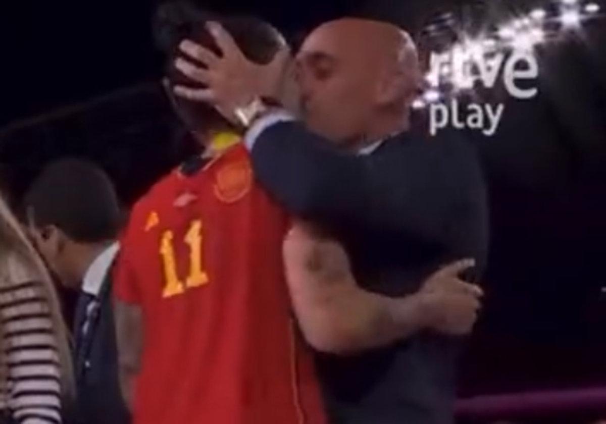 Imagen del polémico beso de Rubiales a Jenni Hermoso