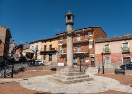 Imagen secundaria 1 - Arriba, el alcalde Carlos Gutiérrez charla con unos vecinos. Debajo, la plaza de la Constitución con el monumento del Rollo de Justicia, que simboliza la independencia de Nombela en 1570. Abajo, la piscina municipal.