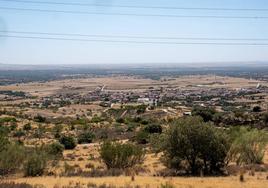 Vista de Nombela desde una colina cercana. Al fondo, muy muy lejos, el Mediterráneo.