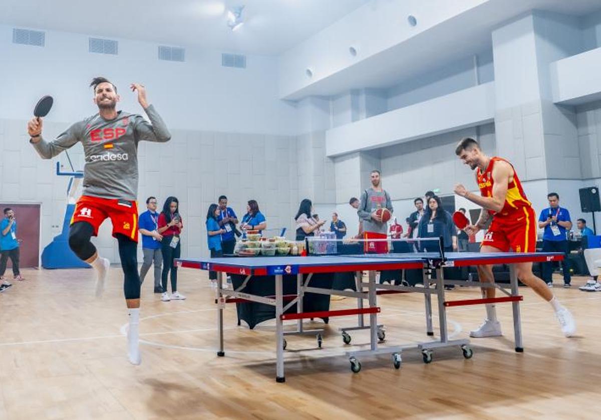 Rudy Fernández y Juancho Hernangómez disputan un partido de tenis de mesa.