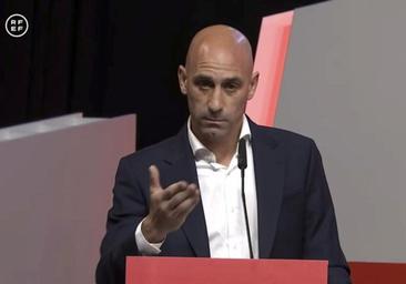 Rubiales no dimite, va al choque con el Gobierno e incendia el fútbol español