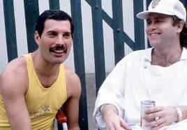 Se subasta la camiseta amarilla que Freddie Mercury vistió en los camerinos del Live Aid junto a su amigo, Elton John