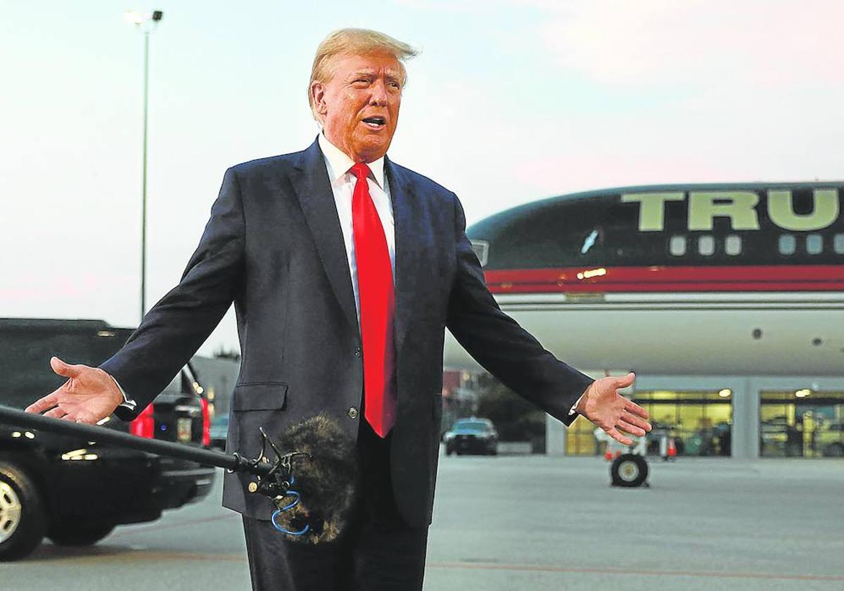 Trump interviene ante los medios de comunicación a su llegada en su avión privado al aeropuerto Atlanta Hartsfield-Jackson International.