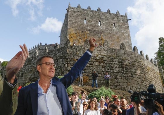 El presidente del PP Alberto Núñez Feijóo en el acto político de este domingo en el castillo de SoutomaIor (Pontevedra).