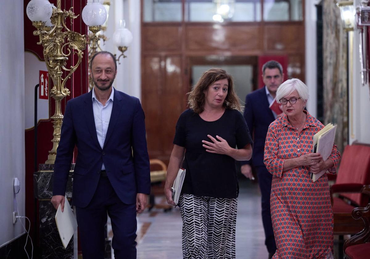 El vicepresidente primero del Congreso de los Diputados, Alfonso Rodríguez Gómez de Celis (PSOE); la presidenta del Congreso, Francina Armengol, y la portavoz adjunta del PSOE en el Congreso, Isaura Leal