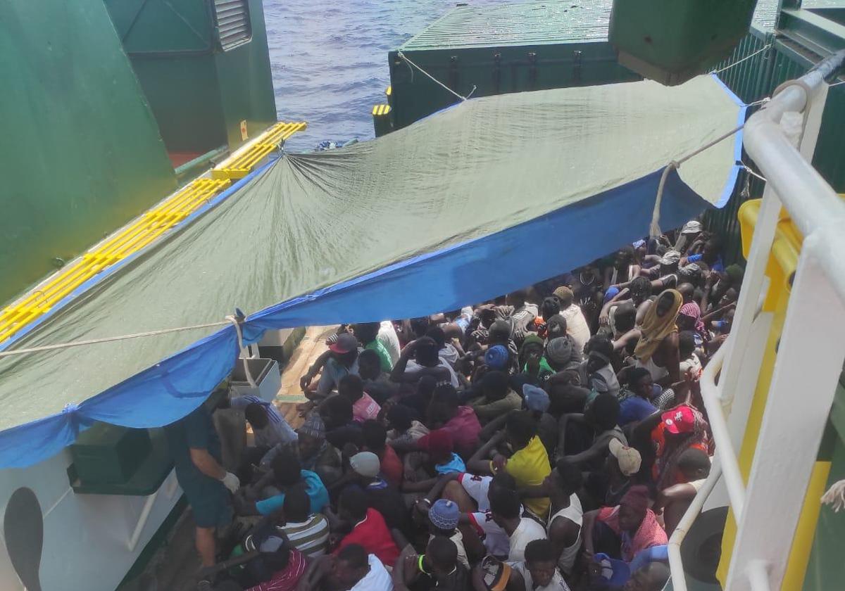 Los migrantes a bordo del buque Río Tajo en la bahía de Nouadhibou.