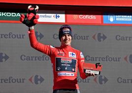 Remco Evenepoel, con el maillot rojo de líder de la Vuelta en el podio.