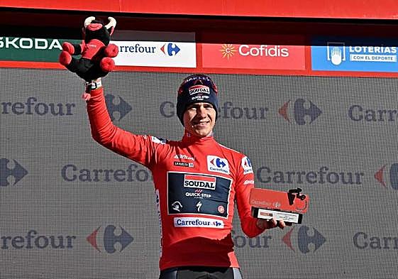Remco Evenepoel, con el maillot rojo de líder de la Vuelta en el podio.