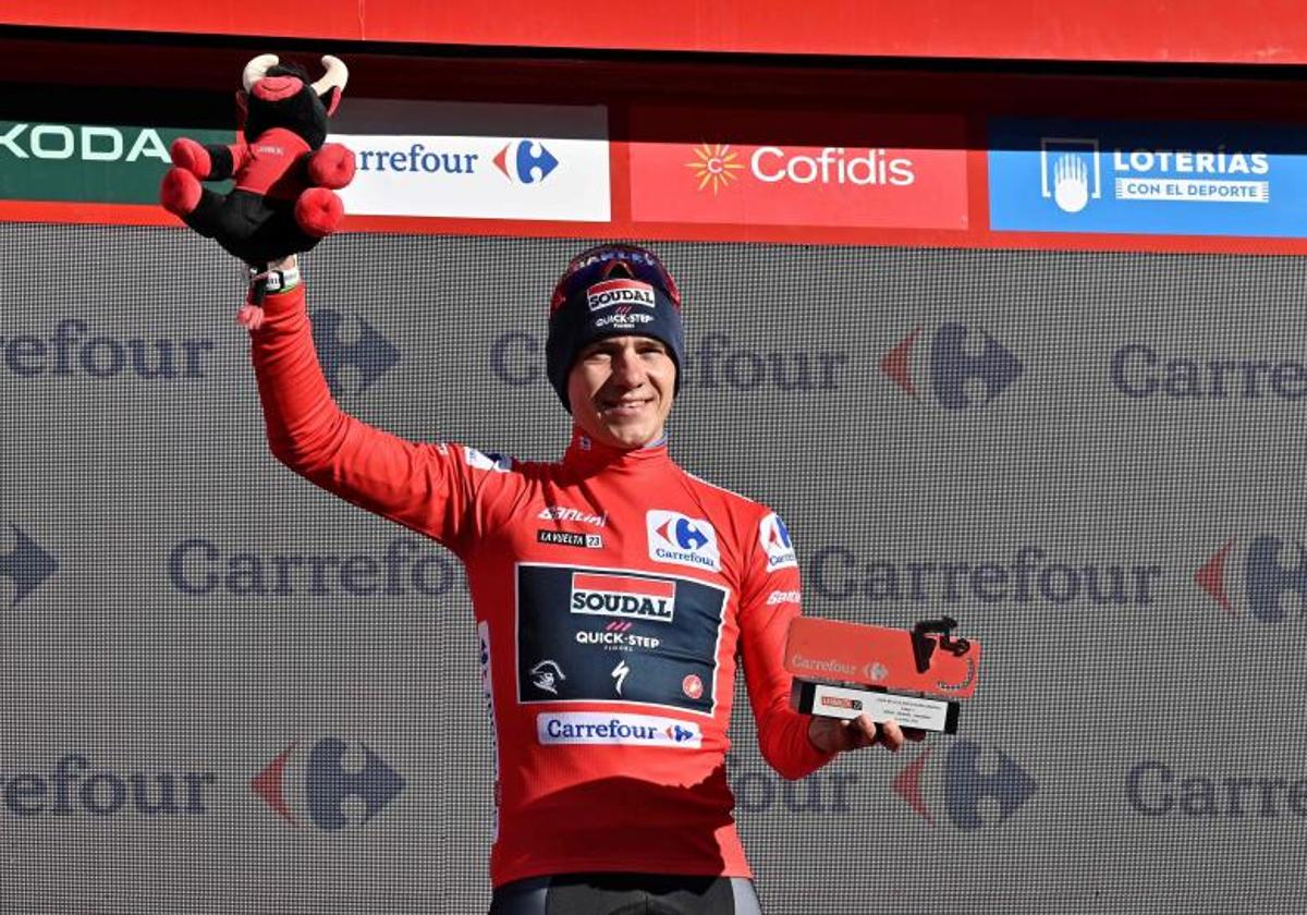 Remco Evenepoel, con el maillot rojo de líder de la Vuelta en el podio.