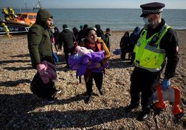 Una migrante con un bebé llega a la costa británica a través del Canal de la Mancha.