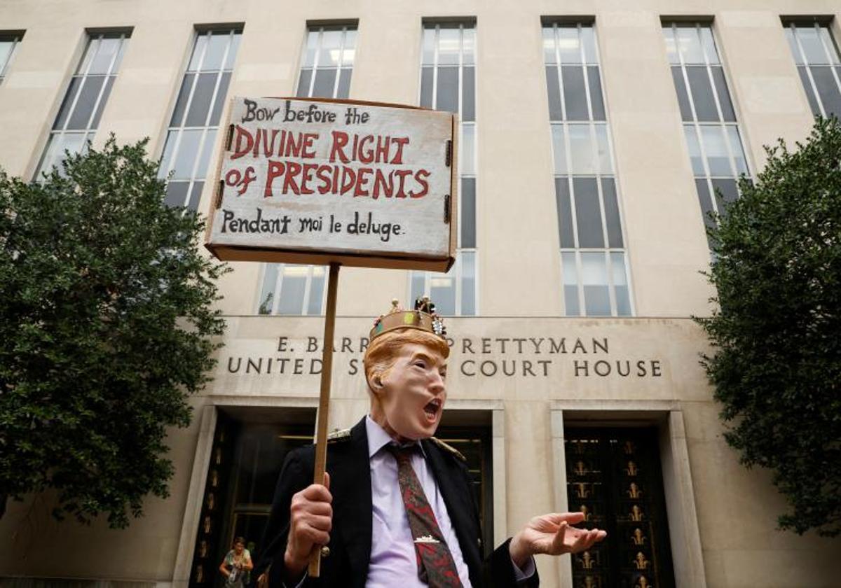 Un manifestante anti-Trump sostiene una pancarta frente al juzgado E. Barrett Prettyman, en Washington.