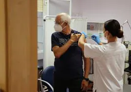 Un hombre se vacuna contra la covid en Córdoba en octubre de 2022