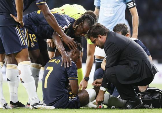 Vinicius, atendido por sus compañeros y los médicos del Real Madrid en Balaídos.