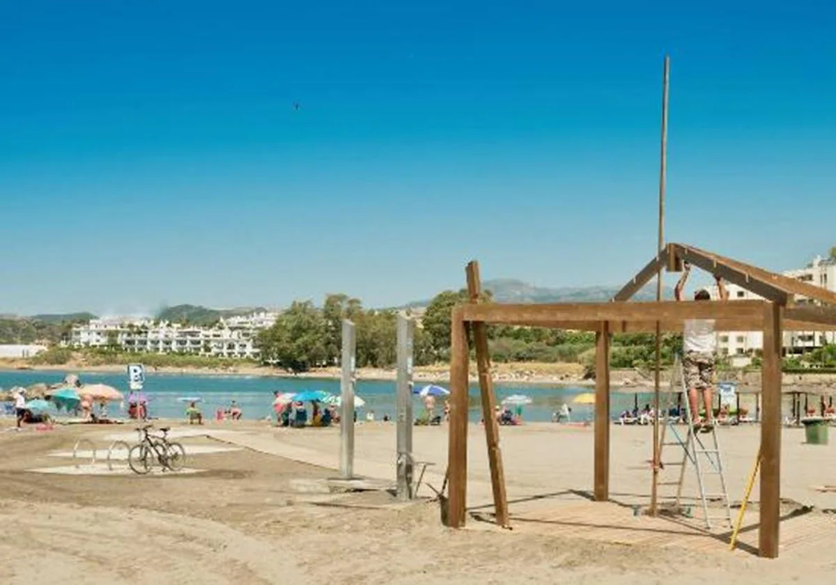 A prisión por grabar a niños desnudos en las duchas de una playa de  Estepona | El Correo