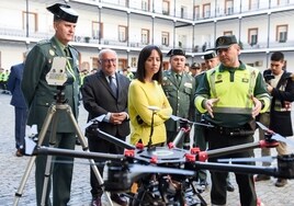 La directora de la Guardia Civil, Mercedes González, ante un dron de control de tráfico.