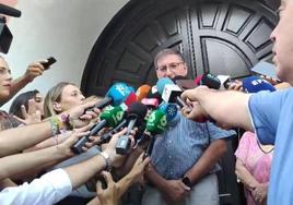 El padre Antonio frente a la iglesia Divina Pastora de Motril.