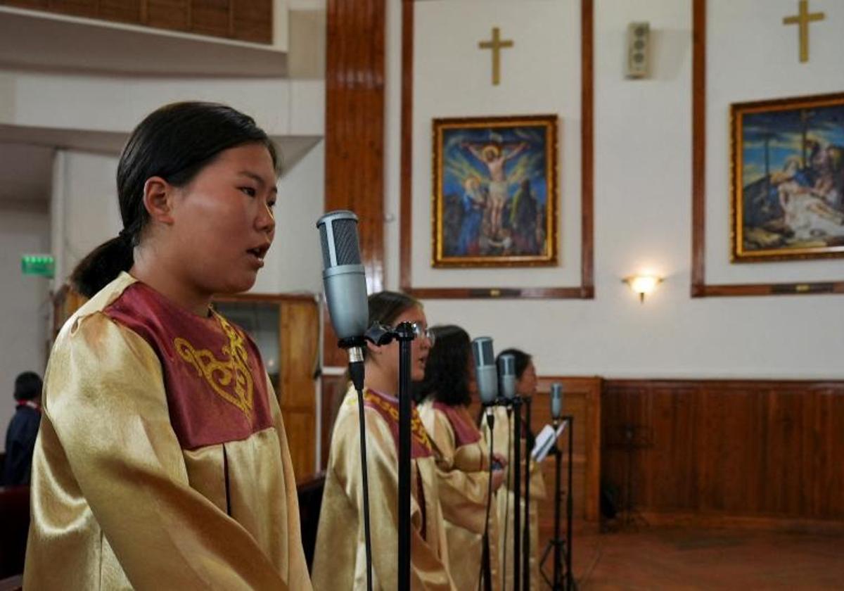 Miembros del coro cantan durante una misa dominical en una iglesia católica de Ulán Bator.