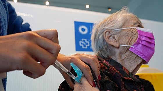La EMA da luz verde a la vacuna de Pfizer adaptada a las subvariantes de ómicron