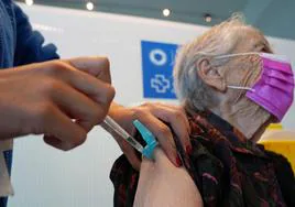 Una mujer se vacuna contra la covid en Galicia.