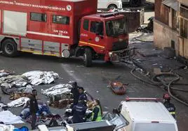Los equipos de bomberos y el personal de emergencia, junto a los cuerpos cubiertos de algunas víctimas.