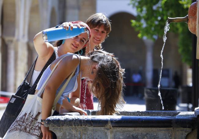 Turistas se refrescan en Córdoba. Este ha sido uno de los veranos más calurosos de la historia.