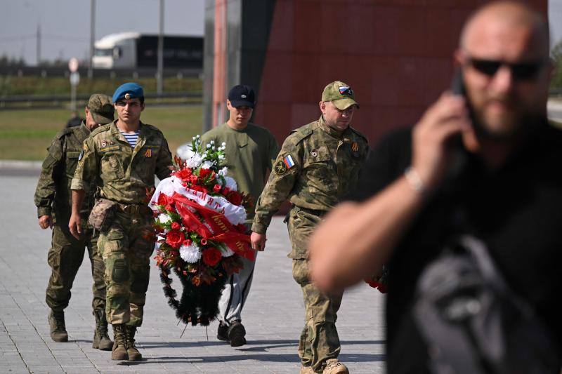 Imagen secundaria 1 - Arriba, Anton Elizarov en un acto público. Abajo, imágenes del funeral de Dimitri Utikin, 'Wagner'.