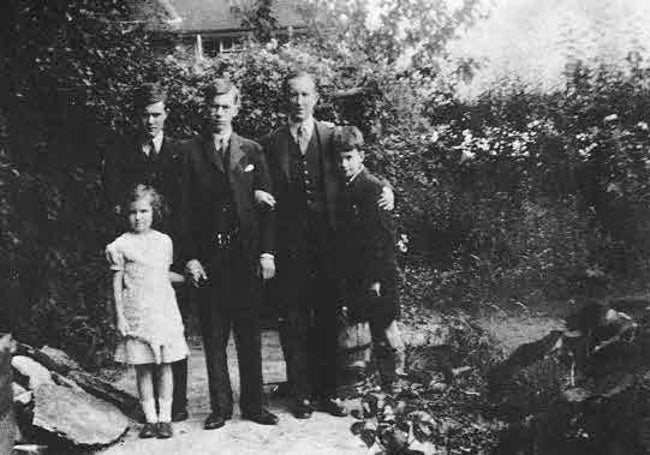 J.R.R. Tolkien y sus cuatro hijos en el jardín del nº 20 de Northmoor Road, en 1936.