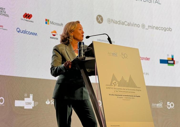Calviño anuncia un programa de ayudas económicas para digitalizar los medios de comunicación