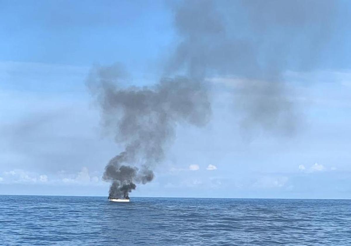 Fotografía tomada por Javier San Miguel, patrón del barco que acudió al rescate.