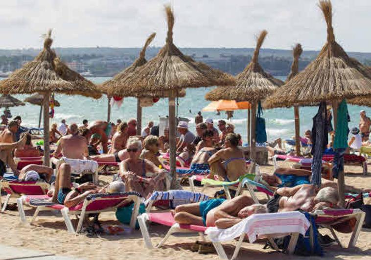 España roza un nuevo récord de turistas con un gasto disparado por la inflación