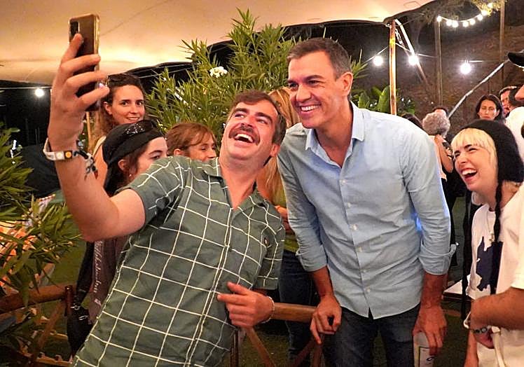 Imagen principal - Sánchez, ayer en Mijas. 